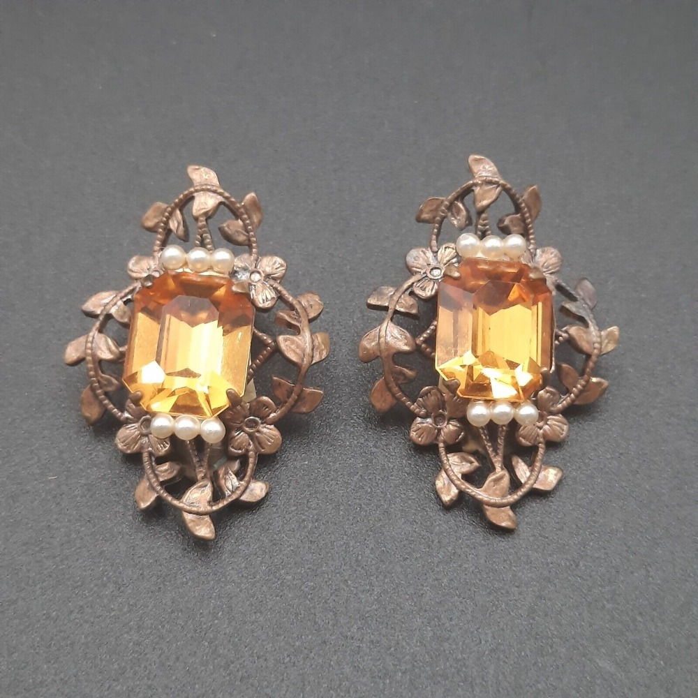 Gold Toned Flower/Leaf w/ Topaz Rhinestone & Faux Pearl Center Clip-on Earrings‎